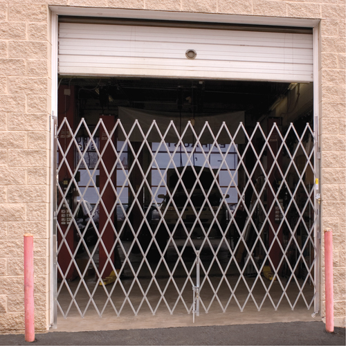 Barri&egrave;res de s&eacute;curit&eacute; galvanis&eacute;es repliables, Repliable simple fixe, 4' lo x 7' 6'' h d&eacute;ploy&eacute; SPOC Demo