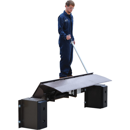 Mechanical Edge-O-Dock Leveler, 99" W, 72" Deck Width, 29" Span SPOC Demo