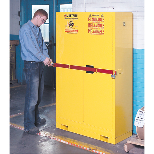Armoire de rangement haute s&eacute;curit&eacute; avec barre en acier pour produits inflammables, 45 gal., 2 tablettes SPOC Demo