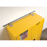 Attache de retenue contre les s&eacute;ismes pour armoire Sure-Grip Ex pour produits inflammables SPOC Demo
